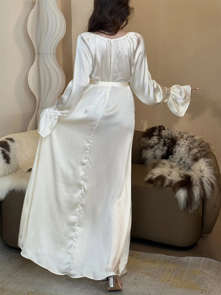 Robe longue blanche en satin