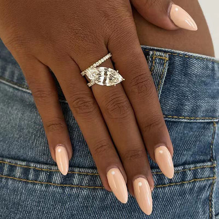 Bague de mode splendide avec feuilles de diamant